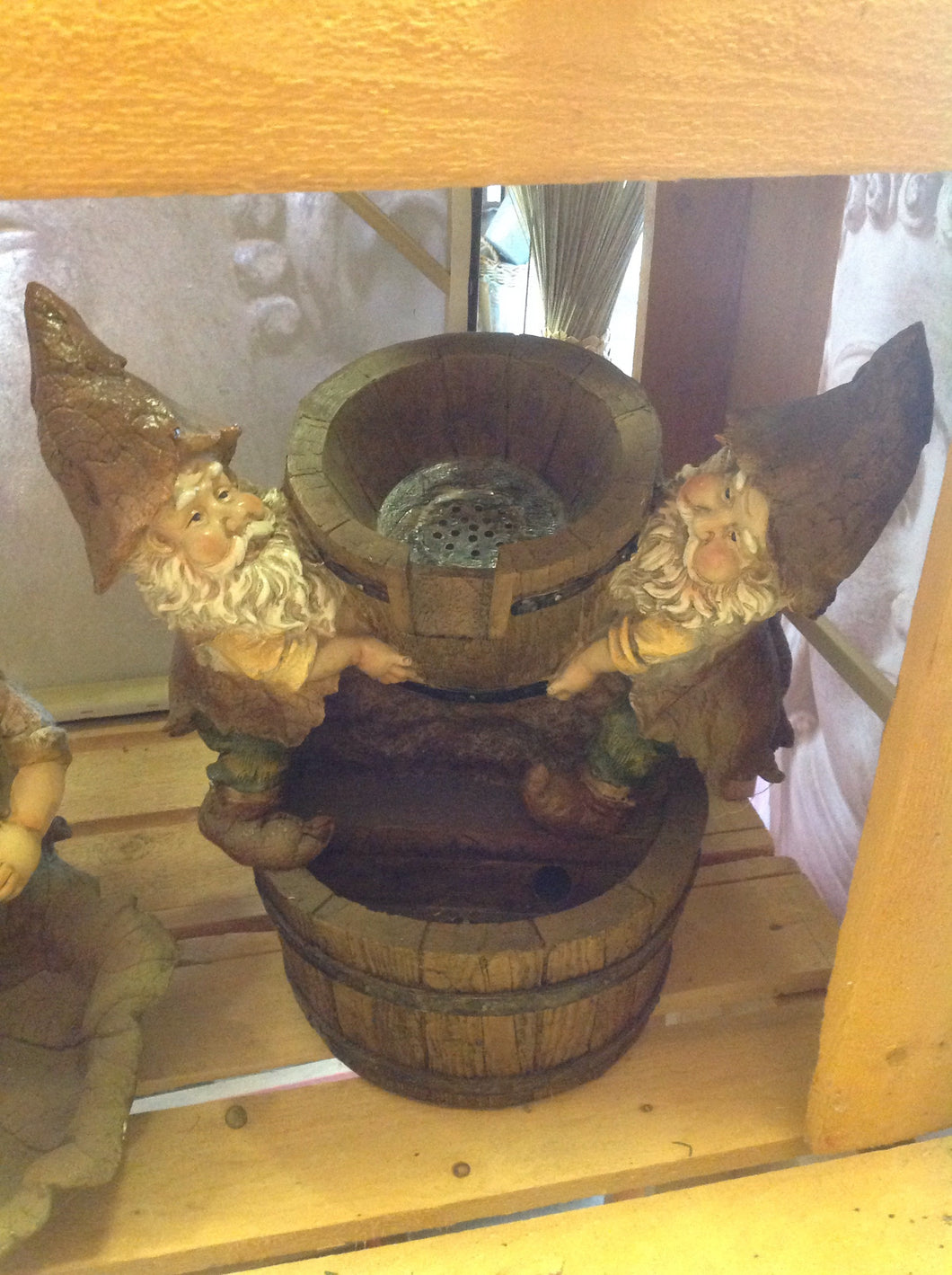 fontaine à deux étages avec nain de jardin